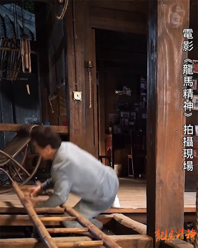成龙在一场群架打戏里，人没走稳不慎踩空，差点从2楼摔下。（鸿联国际提供）
