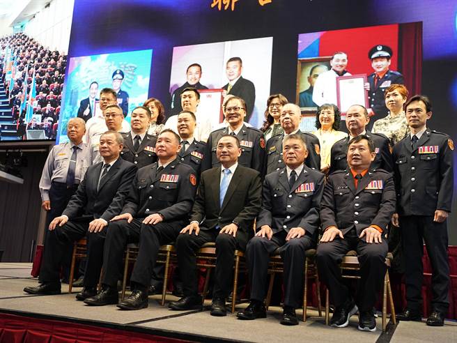 新北市长侯友宜今晚前往新北市新庄，出席「112年度民力任务队联合布达典礼」颁发87位民防、义警、义交等中队长以上干部派令。(黄敬文摄)