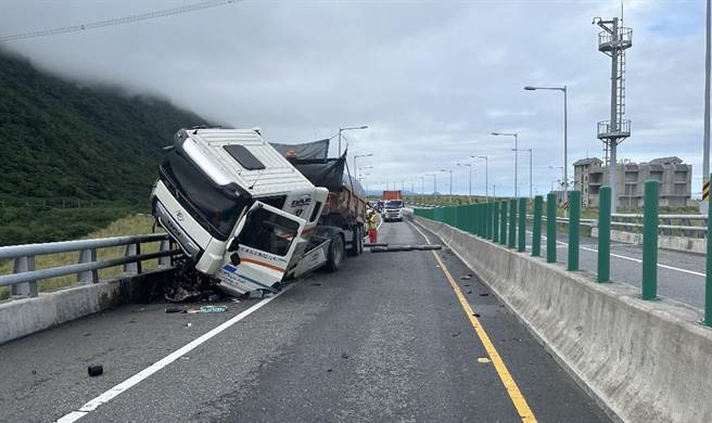 砂石車頭忽然失控「騎上」護欄上一動也不動，懸在半空中，畫面相當驚悚！（民眾提供／吳佩蓉宜蘭傳真）