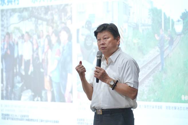 傅昆萁17日晚间与乡亲座谈，谈到郭台铭脸书发声恭贺侯友宜，肯定郭的气度。（傅昆萁办公室提供／王志伟花莲传真）