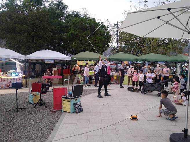 高雄市美浓湖畔市集街头艺人艺术表演。（美浓商圈促进会提供／林雅惠传真）