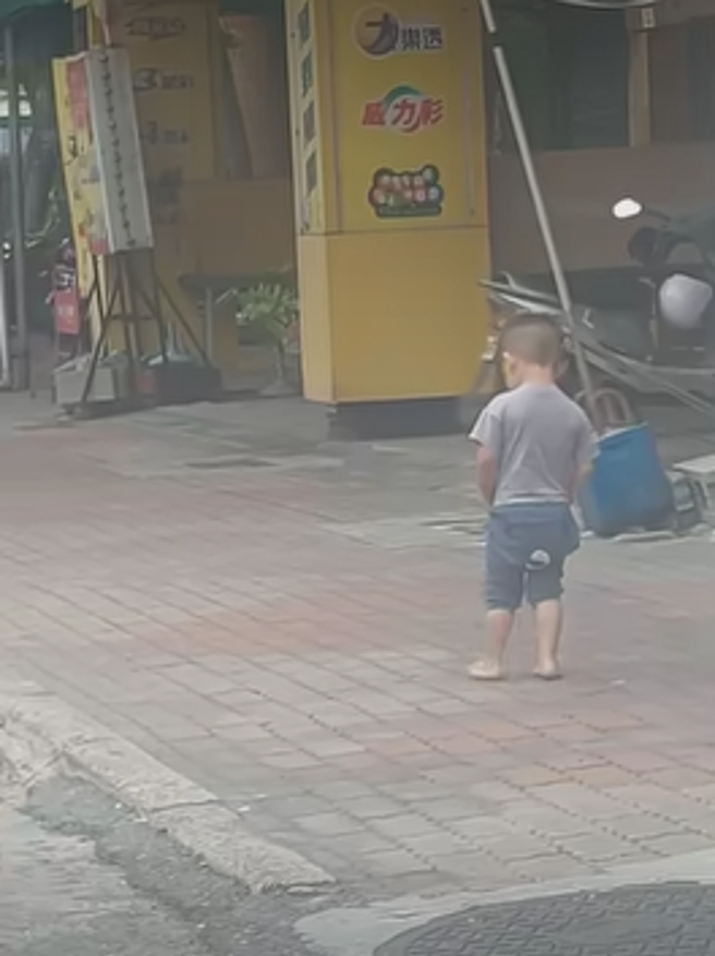 男子分享兒子賭氣在街上徒步行走的畫面。（翻攝自爆怨公社臉書）