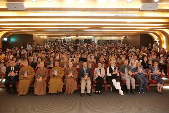 佛光山文化院院长依空法师主编新书《星云大师的身教与言教》，佛光山五大洲共30位法师、师姑亲笔撰述。（天下文化提供）