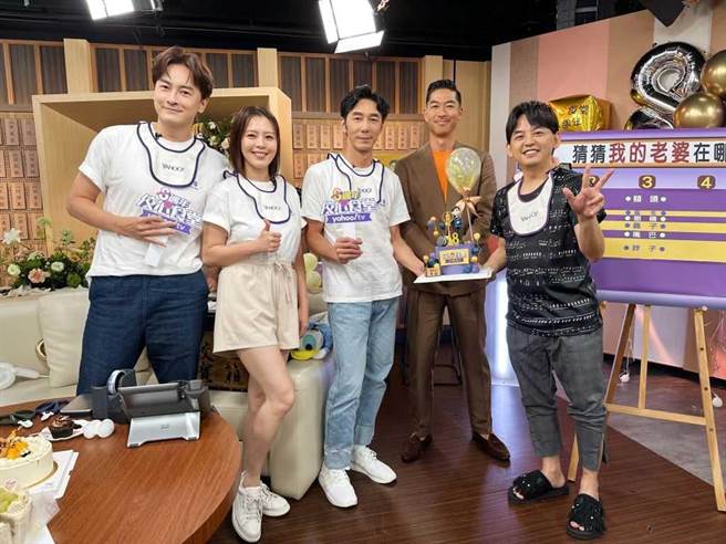 黄子佼（右起）邀AKIRA、李李仁、刘品言、郑元畅一同庆祝《佼心食堂》8周年。（Yahoo TV提供）