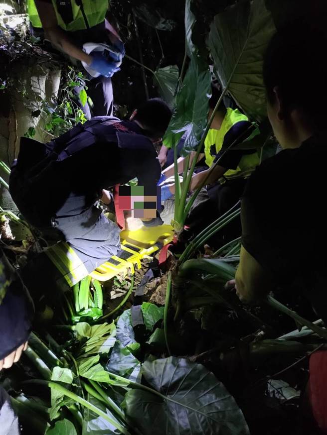 新北市金山区80岁简姓老翁在今(17)日下午失去踪影，直到晚间6时才发现他跌落约1楼高的边坡。(黄敬文翻摄)