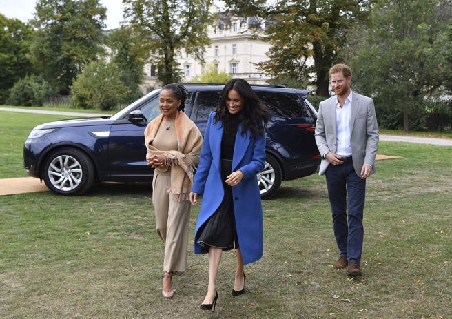 哈利王子（右起）与妻子梅根、丈母娘拉格兰2018年9月在英国伦敦肯辛顿宫露面。（资料照／美联社）
