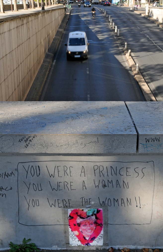 哈利夫妇被狗仔追逐险酿车祸 唤起世人对黛妃丧命回忆。(图/达志影像)