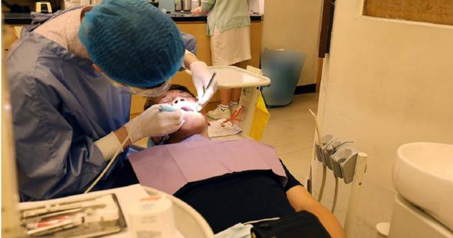 资深牙医师建议，植牙前要慎选信得过的医疗机构，若有疑虑，也可向牙医师索取植牙品牌等资讯备用。（图／报系资料照）