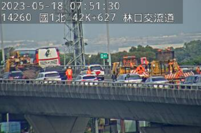 上班族注意！国1林口交流道「2车追撞」，车流回堵中。(翻摄高速公路1968)
