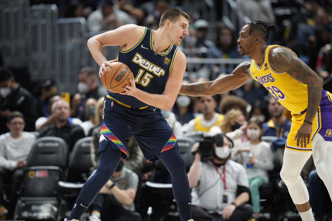 約基奇（左）2020年季後賽對位魔獸（右）。（美聯社資料照）