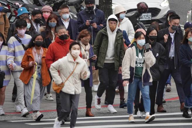 疾管署副署长罗一钧16日表示脱口罩后疫情起来，本土正式进入第四波Omicron疫情。(资料照)