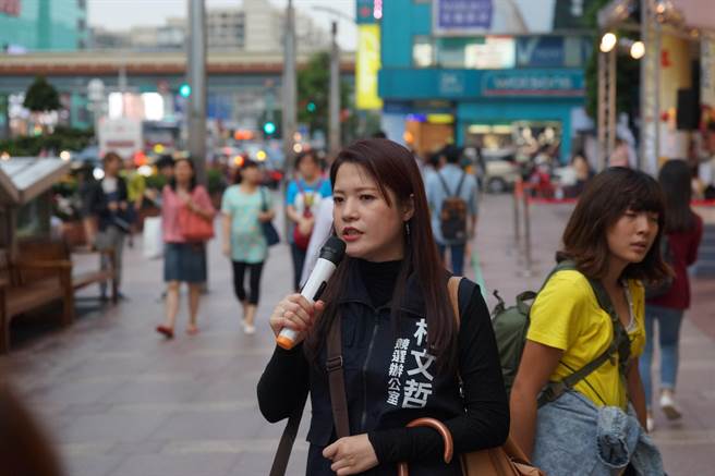 在政坛被昵称为「大学姐」的林筱淇，近期出版新作《洞见思路．定义自己》一书。（主办单位提供）