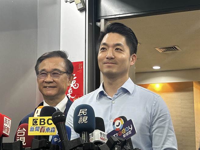 蒋万安今上午出席接见112年度全国小学田径锦标赛台北市代表队活动，会前受访。（陈薏云摄）