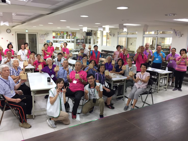 信义房屋左营高铁店店长施智邦（前排中）致力于深耕社区，与社区居民互动都很密切。（图/信义房屋 提供）