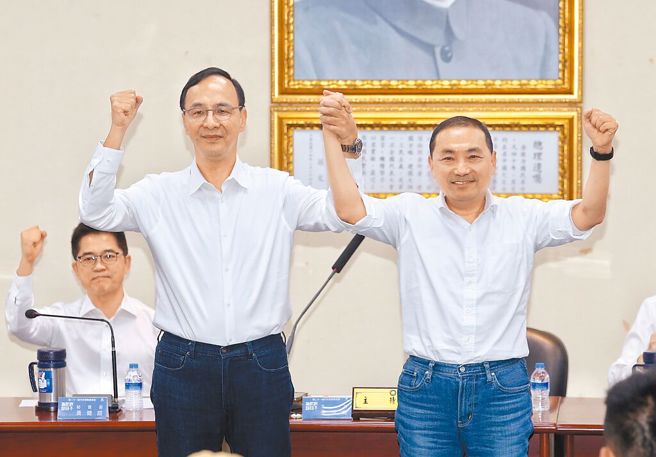 国民党主席朱立伦（左）宣布徵召新北市长侯友宜（右）代表国民党角逐2024总统大位。（中时资料照，王英豪摄）