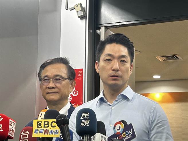 蒋万安18日上午出席接见112年度全国小学田径锦标赛臺北市代表队活动，会前受访。（陈薏云摄）