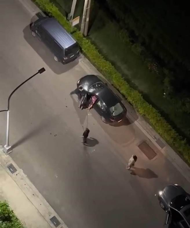 廖姓女子不满男友多日未返回同居处，昨晚率4男赴清水男友老家持棍棒疯狂砸车。（记者爆料网提供）