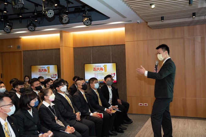 永庆房屋邀请入职60天的房仲新人齐聚一堂，分享房仲新人常见的问题及经验交流。(图/永庆房屋提供)