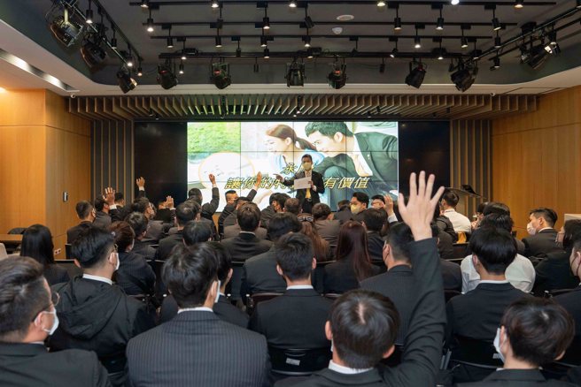 房仲新人热烈回馈发言分享，超过八成的新人认为自己能在两年内达到百万年薪。(图/永庆房屋提供)