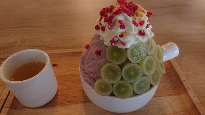 台南市立医院营养课长张丽娟建议，夏季吃剉冰尽量选择低卡的配料，减少发胖。（程炳璋摄）