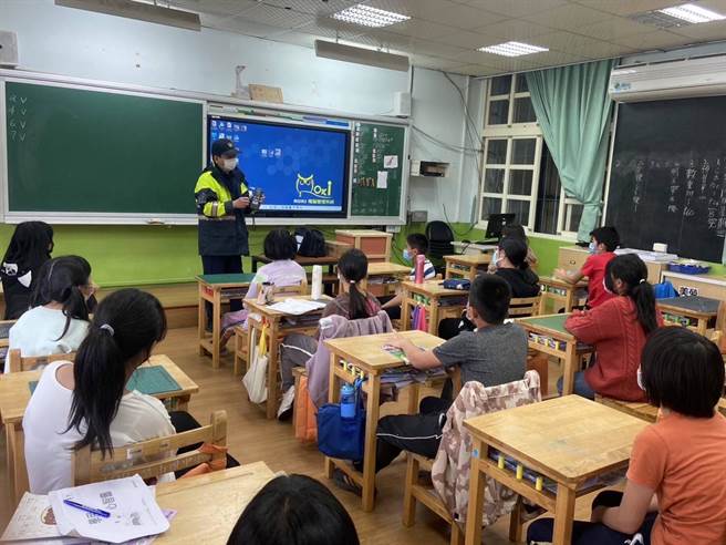 台中市和平警分局启动「社区警政再出发」，17日深入原乡校园宣导反毒、反诈及交通安全。（警方提供）