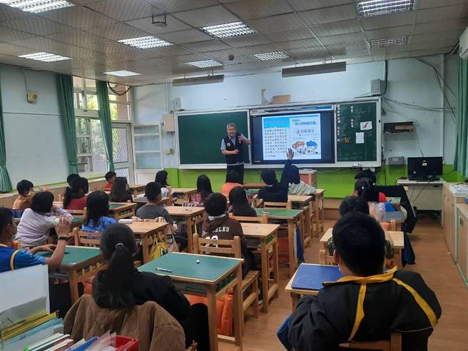 台中市和平警分局启动「社区警政再出发」，17日深入原乡校园宣导反毒、反诈及交通安全。（警方提供）