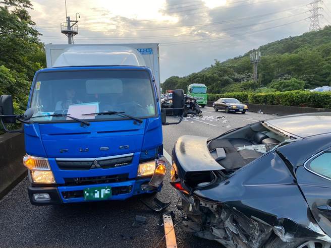 国道1号南向76公里18日清晨5时25分发生4车追撞事故。（国道警提供／邱立雅竹县传真）