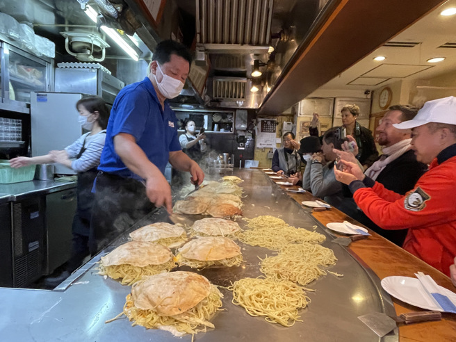 日本首相岸田文雄的故乡、眾议员选区是广岛，他和一般的广岛人一样喜爱广岛的「御好烧」，好字是随自己喜好之意，台湾人将广岛的御好烧简称为「广岛烧」，常拿来与「大阪烧」比较。(图/中央社)