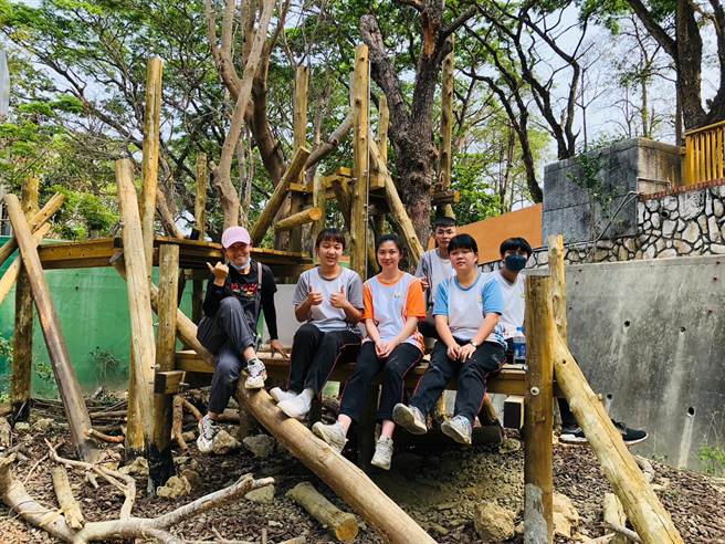 内埔农工师生到寿山动物园帮黑熊设计觅食玩具。（高市观光局提供）