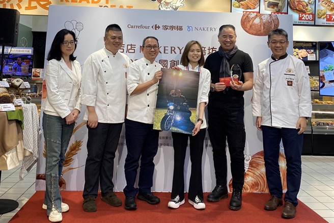 学生黄咏灿(右三)荣获全国创意烘焙竞赛冠军，特地带着指导老师杨智伟照片一起领奖，表达感谢。（弘光科大提供／陈淑娥台中传真）