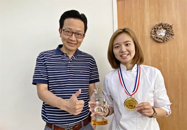 学生黄咏灿(右)荣获全国创意烘焙竞赛冠军，特别感谢指导老师杨智伟(左)的教导。（弘光科大提供／陈淑娥台中传真）