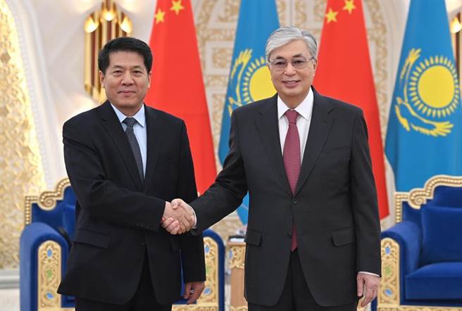 圖為哈薩克總統托卡葉夫2021年時，會見中國政府歐亞事務特別代表李輝（左）。（摘自新華社））