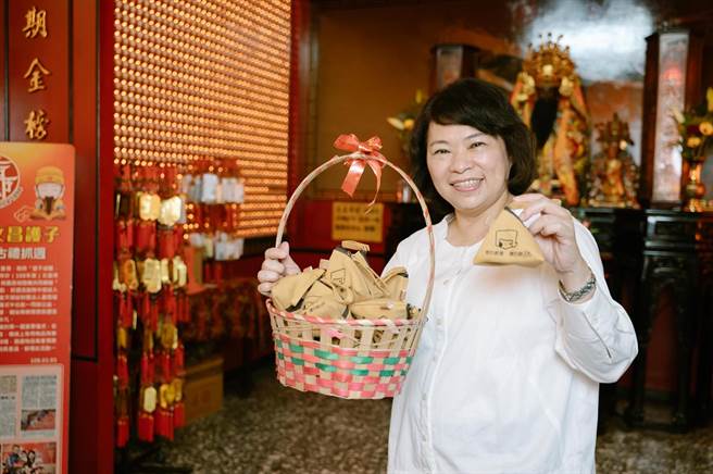 嘉义市长黄敏惠祝福考生高中。（嘉义市政府提供／廖素慧嘉市传真）