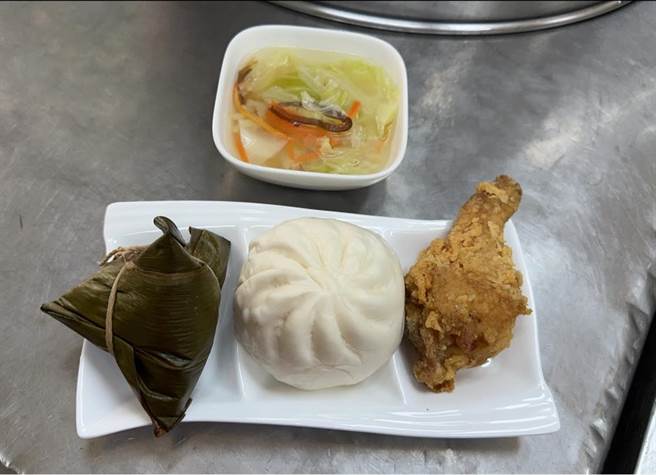 嘉义市民生国中提供国中会考限定营养午餐为考生加油。（嘉义市民生国中提供／廖素慧嘉市传真）