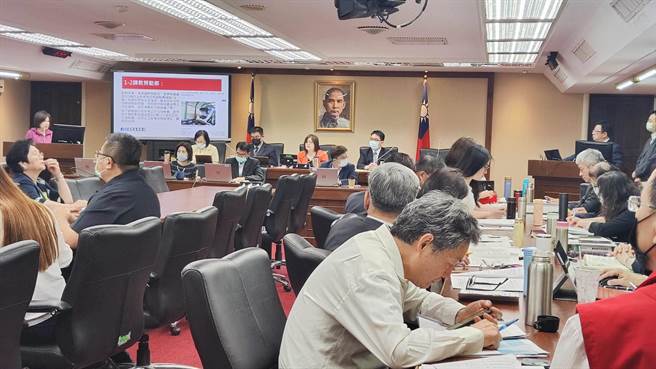 立法院社会福利及环境卫生委员会今天要求劳动部等部会针对「疫后改善缺工扩大就业方案之规画进度期程」、「降低工安事故提升职场安全之具体推动方案」、「投资青年就业方案之成效与第二期规画进度期程」备询。（林良齐摄）