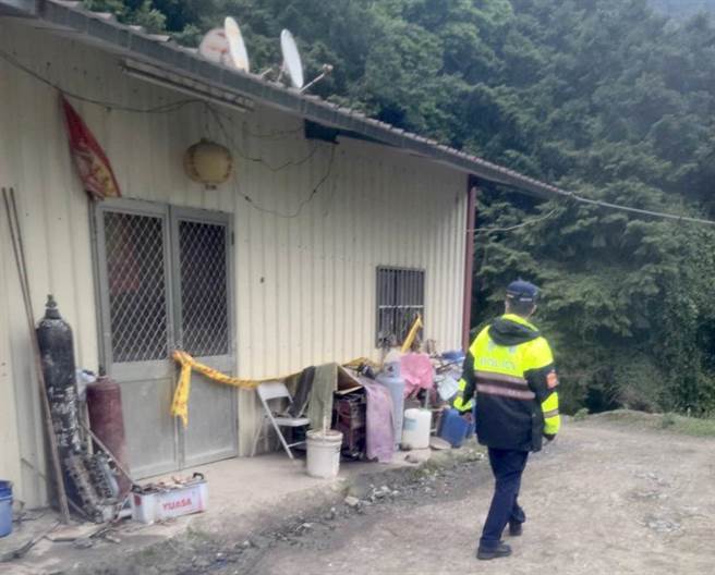 警方到现场拉封锁线，採证完竣后，查扣涉案的非法土造霰弹枪弹，深入调查厘清案情。（警方提供／杨静茹南投传真）