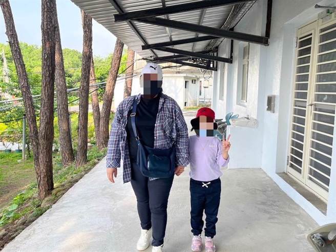 失联移工阿雅在台生女，母女俩不想再躲藏，求助新竹县专勤队。（新竹县专勤队提供／邱立雅竹县传真）