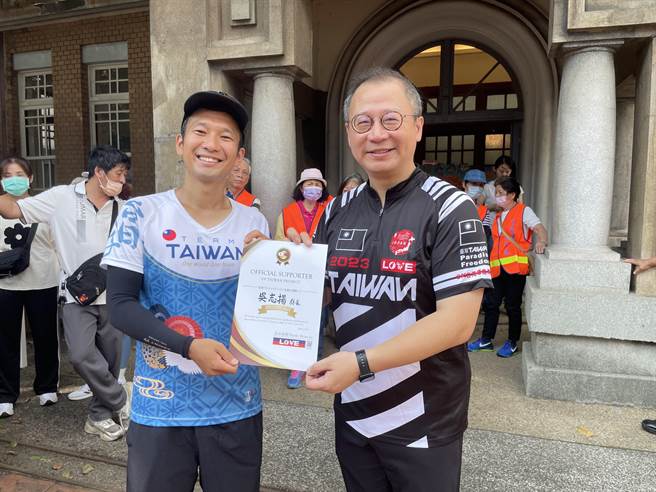 前桃園縣長吳志揚(右)說，期盼國民黨團結，打贏選戰讓政黨輪替。(呂筱蟬攝)