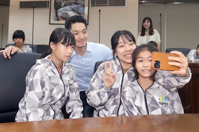 台市长蒋万安（左二）接见全国小学田径锦标赛台北市代表队，小选手们开心地自拍留念。（范扬光摄）