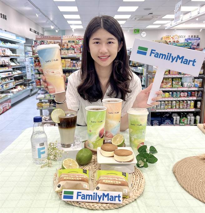 全家Let's Cafe特大杯「西西里气泡美式」加上沁凉气泡，为口感添新意，原价80元，会员嚐鲜价69元。（全家提供）