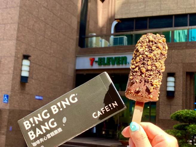 7-11推多款话题冰品，包括「CAFE!N咖啡夹心酱雪糕脆脆」，59元。（7-11提供）