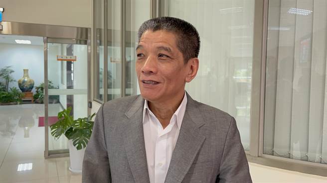 记者询问未来要支持哪一个总统参选人？南投县议长何胜丰强调，全力支持让百姓安居乐业的人。（杨静茹摄）