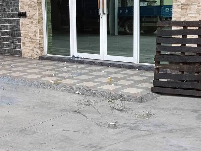 得标厂商遭丢鸡蛋。（翻摄照片／高雄洪靖宜传真）