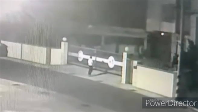 得标厂商遭丢鸡蛋。（翻摄照片／高雄洪靖宜传真）