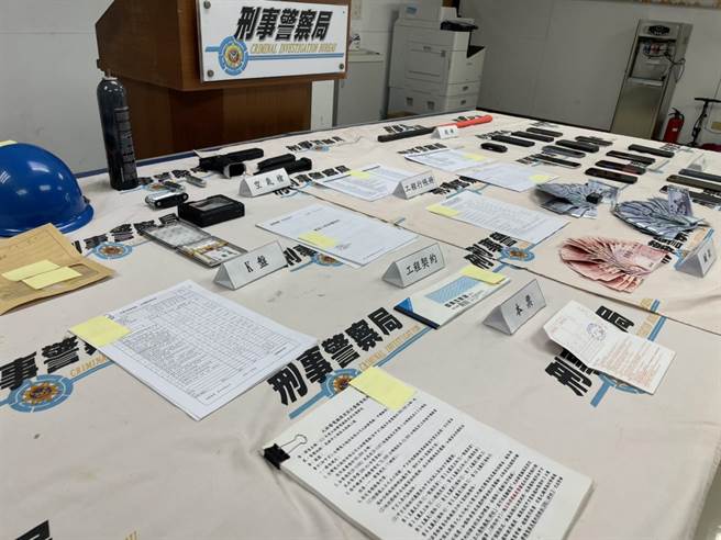 警方查扣空气枪棍棒等相关证物。（洪靖宜摄）