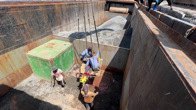 台东富冈渔港今天发生一起外籍渔工坠落意外。（读者提供／蔡旻妤台东传真）