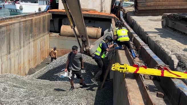 台东富冈渔港今天发生一起外籍渔工坠落意外。（读者提供／蔡旻妤台东传真）