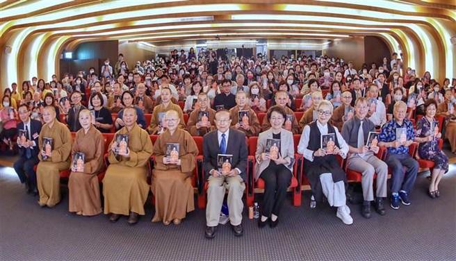 「星云大师的身教与言教－弟子如是说」新书发表会，各界贵宾齐聚追思，现场更涌入数百名信徒，一同感念大师风范。（佛光山提供／林雅惠高雄传真）