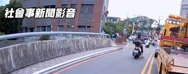 民眾PO出机车骑士逆向行驶差点撞到警察的影片。（翻摄自社会事新闻影音／陈梦茹桃园传真）