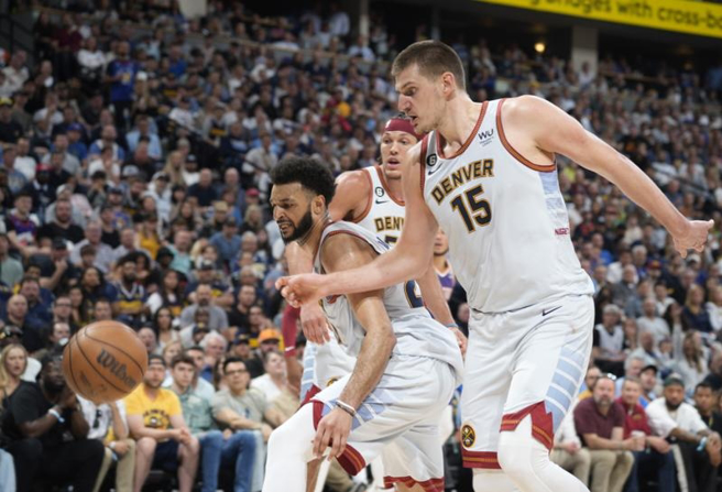 金块中锋Nikola Jokic(右)争抢失球。（美联社）